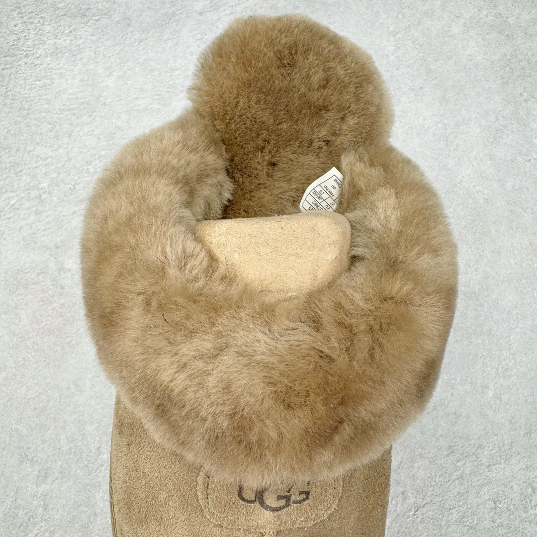 Pick up locally 💰 400 UGG slippers 5125 Star drag autumn and winter sheep fur integrated snow boots. All shoes are made from the same factory as ZP. Longfeng A-grade Australian imported sheep fur integrated brand OEM production line fully follows the ZP process flow. OEM original pattern maker adheres to the principle of no original shoes and no development selection. Pay attention to every detail. The most authentic version on the market TREADLITE "Light Wing" technology outsole Lightweight/durable/flexible/pile size: 35 36 37 38 39 40 Coding: by2936040